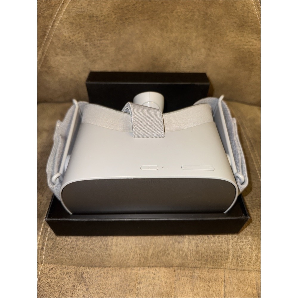 Oculus Go All-In-One VR Headset W/ Controller & Accessories Bundle Working Used - Picture 3 of 11